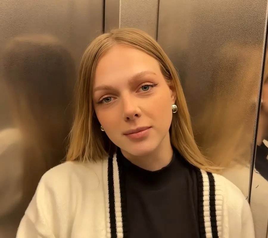 Arisha Mills - I Met A Former Classmate In The Elevator And She Jumped On My Dick FullHD 1080p