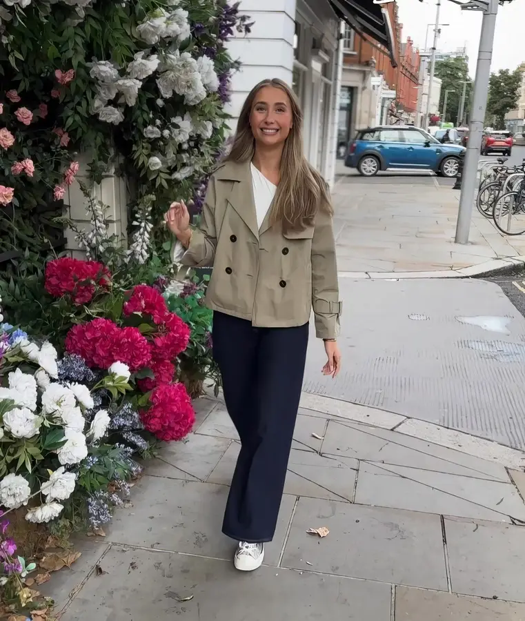 Lillian Phillips - Lily Lights Up London FullHD 1920p