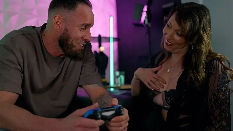 MeidenVanHolland - Milf Daphne neukt gamer vriendje 720p