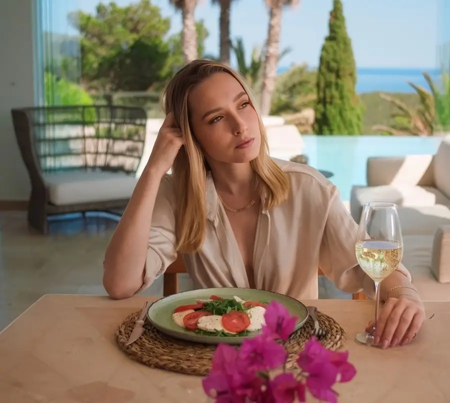 Kelly Collins - In Vogue - After The Runway HD 720p