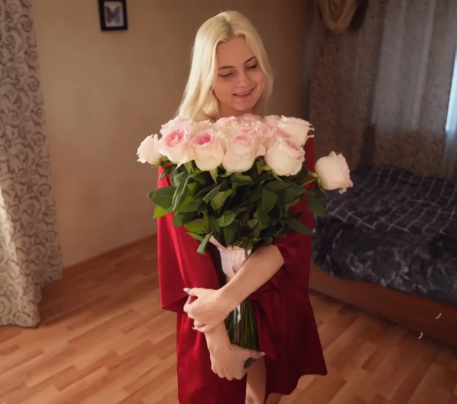 MiYukee - I Paid The Courier With My Pussy FullHD 1080p