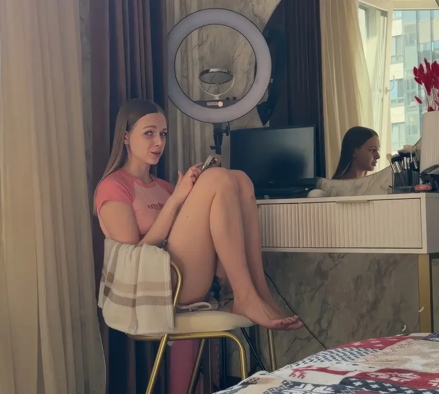 Arisha Mills - My Stepsister Turned Out To Be An Webcam Whore Sex For Money! FullHD 1080p