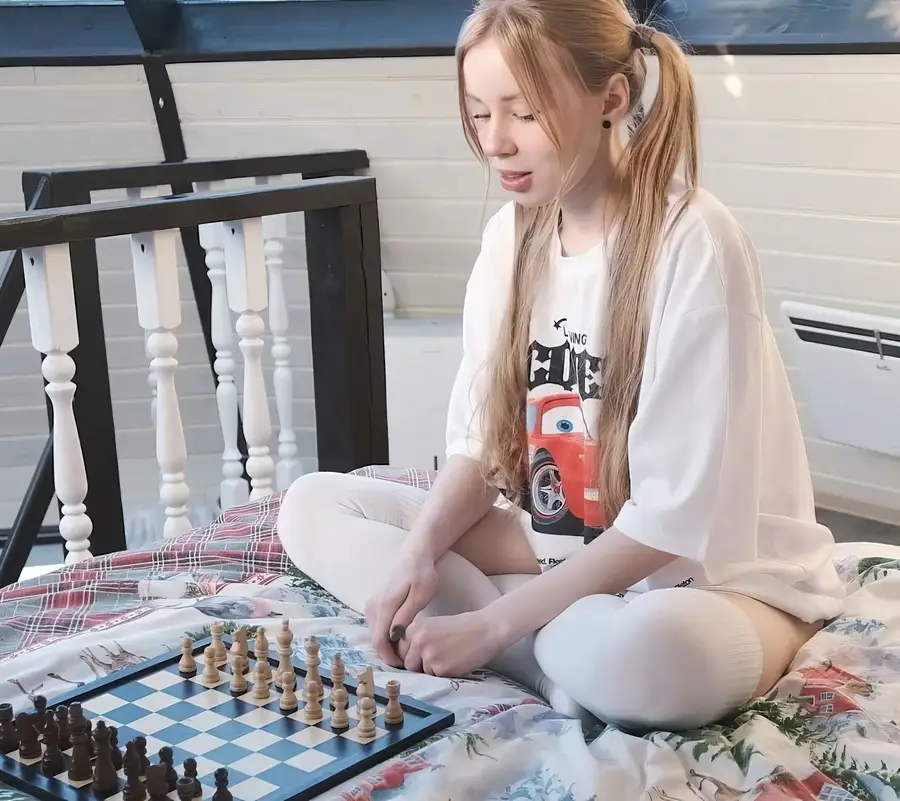 Yuiwoo - Beautiful Roommate Girl Lost a Blowjob Bet And Got Fucked FullHD 1080p