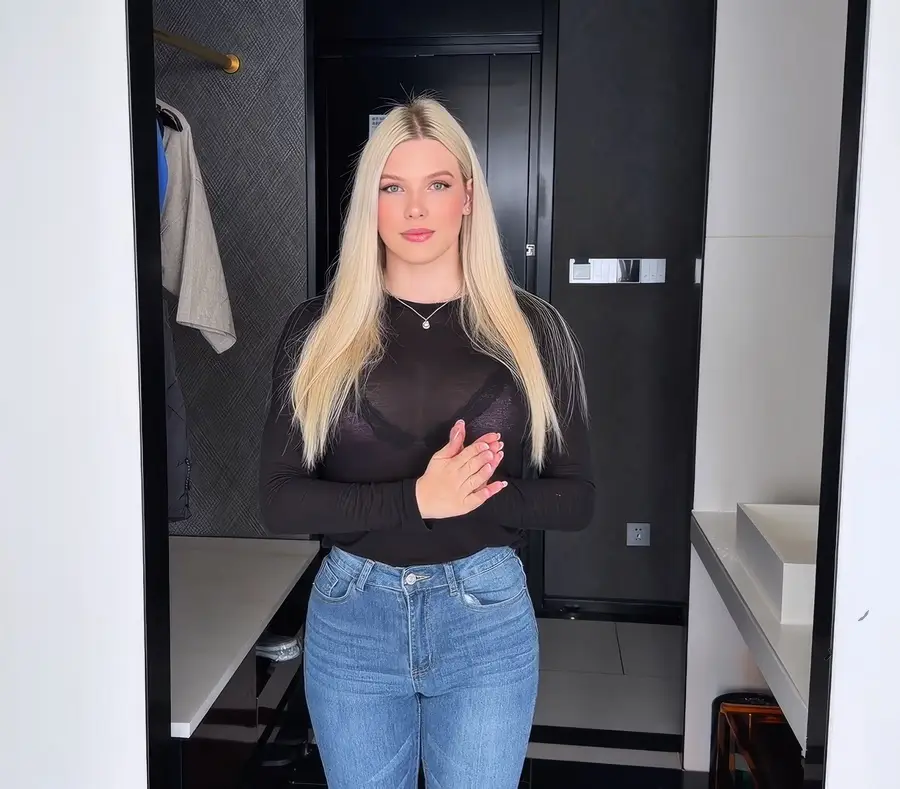 Stacey Angel - Young Hot Blonde Masseuse Ready to do anything for Big Tips FullHD 1080p