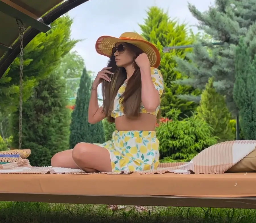 NastyStuf Girl - Suburban Park Sex On a Sunny Day While Birds Sing FullHD 1080p