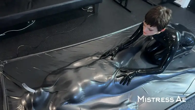 MistressAe and Shannon Huxley: the Vac Bed 1080p