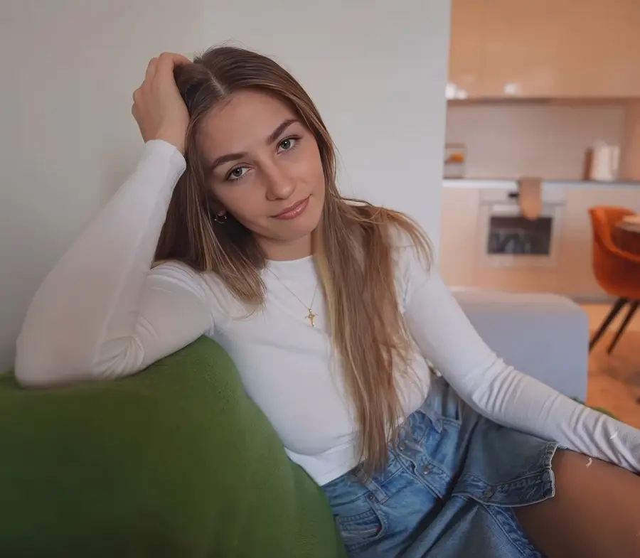 Elina Lizz - She Had a Fight With Her BF And Asked Me To Stay The Night FullHD 1080p